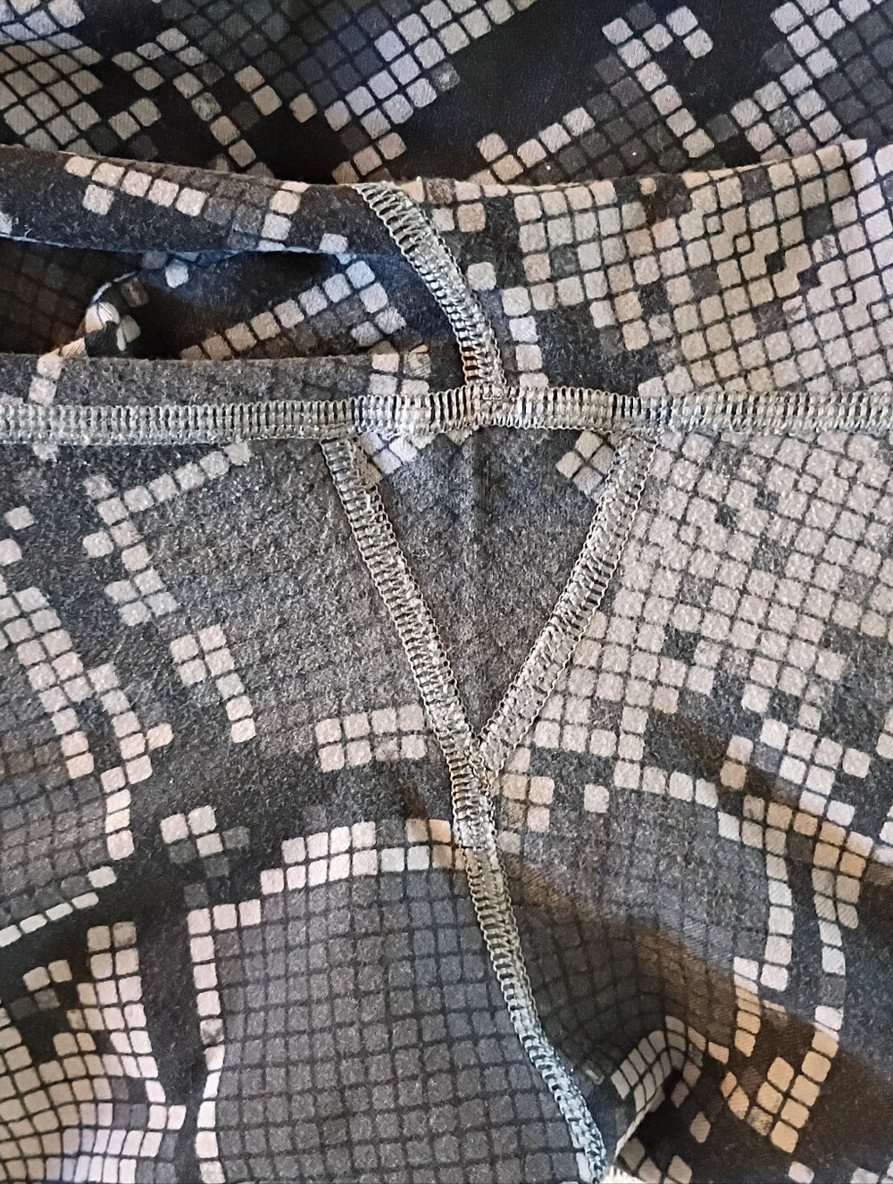 Lululemon - Wunder Under HR Crop 21" Luon - Size 6 - Ziggy Snake Grey - VGUC - Picture 6 of 7